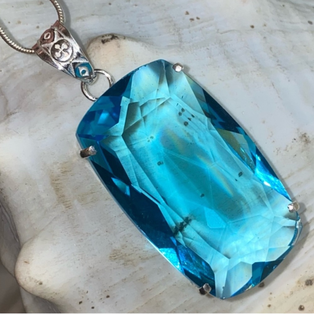 Gorgeous Handcrafted Vintage-look Princess Facet Cut Pendant Necklace